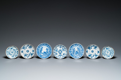 Onze soucoupes, sept tasses et un bol en porcelaine de Chine en bleu et blanc, Kangxi/Qianlong