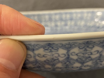 Een Chinese blauw-witte schotel met floraal decor, Guangxu merk en periode