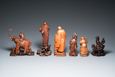 Zes diverse Chinese houten sculpturen, 19/20e eeuw