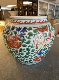 Een Chinese wucai pot met boeddhistische leeuwen, Shunzhi