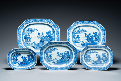 Een Chinees blauw-wit 53-delig servies, Qianlong