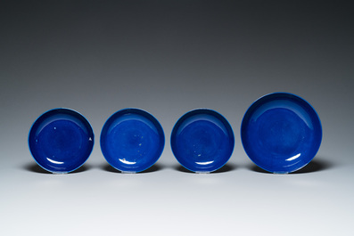Vier Chinese monochrome blauw-geglazuurde borden en acht schotels, Guangxu merk en periode