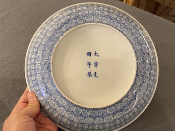 Een Chinese blauw-witte schotel met floraal decor, Guangxu merk en periode