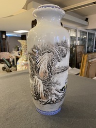 Vase en porcelaine de Chine &agrave; d&eacute;cor d'un paysage hivernale, sign&eacute; He Xuren 何許人, dat&eacute; 1934