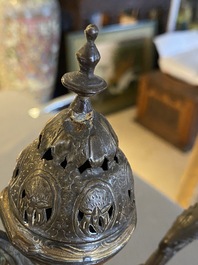Een Chinese blauw-witte vaas met vergulde bronzen monturen omgevormd tot kan voor de Ottomaanse markt, Jiajing
