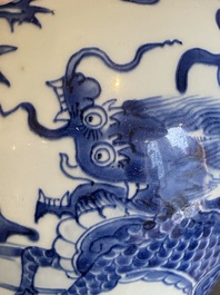 Pot en porcelaine de Chine en bleu et blanc &agrave; d&eacute;cor d'un qilin, Shunzhi