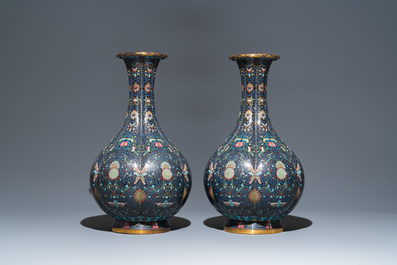 Paire de grands vases de forme bouteille en &eacute;maux cloisonn&eacute;s &agrave; d&eacute;cor de chauve-souris et caract&egrave;res shou, Chine, 19&egrave;me