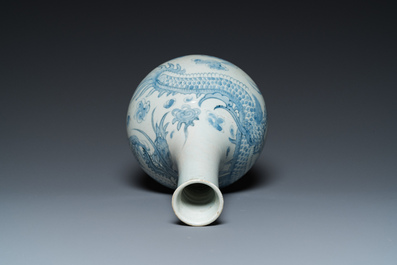 Vase de forme bouteille en porcelaine de Cor&eacute;e en bleu et blanc, Jos&eacute;on, 18/19&egrave;me