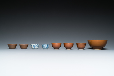 Elf Chinese blauw-witte schotels, zeven koppen en een kom, Kangxi/Qianlong
