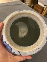 Een Chinese blauw-witte vaas met vogels bij bloesemtakken, Transitie periode