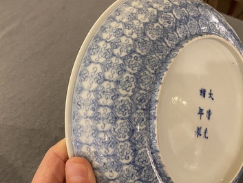 Een Chinese blauw-witte schotel met floraal decor, Guangxu merk en periode