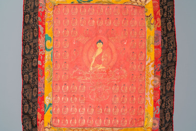 Thangka figurant Bouddha de M&eacute;decine ou Bhaishajyaguru entour&eacute; de Bouddhas Shakyamuni sur fond rouge, Tibet ou N&eacute;pal, 19/20&egrave;me