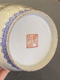 Vase en porcelaine de Chine &agrave; d&eacute;cor d'un paysage hivernale, sign&eacute; He Xuren 何許人, dat&eacute; 1934