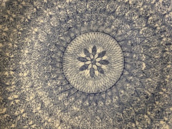Een Chinese blauw-witte schotel met floraal decor, Guangxu merk en periode