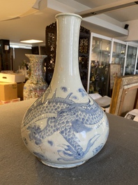 Vase de forme bouteille en porcelaine de Cor&eacute;e en bleu et blanc, Jos&eacute;on, 18/19&egrave;me