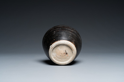 Vase en gr&egrave;s porcelaineux &agrave; &eacute;mail noir, Vietnam, L&ecirc; triều 家黎, 14/15&egrave;me