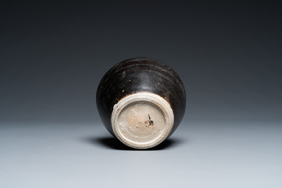 A Vietnamese black-glazed vase, L&ecirc; triều 家黎, 14/15th C.