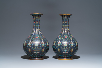 Paire de grands vases de forme bouteille en &eacute;maux cloisonn&eacute;s &agrave; d&eacute;cor de chauve-souris et caract&egrave;res shou, Chine, 19&egrave;me