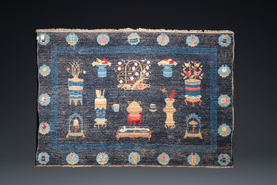 Grand tapis &agrave; d&eacute;cor d'antiquit&eacute;s sur fond bleu, Chine, 19&egrave;me