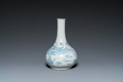 Een Koreaanse blauw-witte flesvormige 'draken' vaas, Joseon, 18/19e eeuw