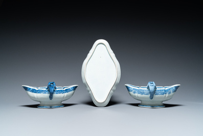 Een Chinees blauw-wit 53-delig servies, Qianlong