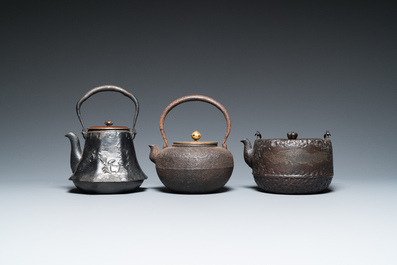 Six bouilloires de type 'tetsubin' en fonte, Japon, Meiji, 19/20&egrave;me