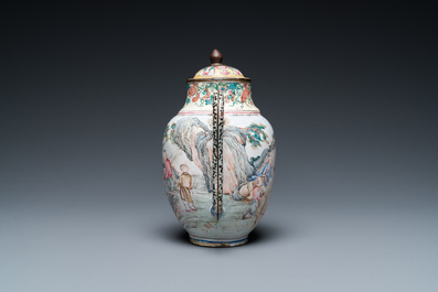Une verseuse &agrave; vin, une th&eacute;i&egrave;re et une tasse &agrave; vin en &eacute;maux de Canton, Chine, Yongzheng/Qianlong