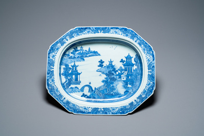 Een Chinees blauw-wit 53-delig servies, Qianlong