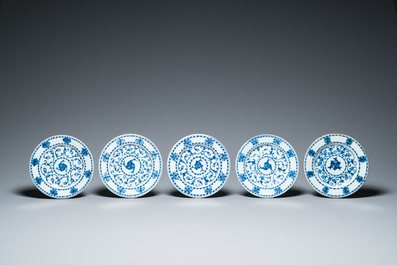 Dix assiettes en porcelaine de Chine en bleu et blanc, Kangxi/Yongzheng