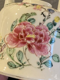 Th&eacute;i&egrave;re couverte en porcelaine de Chine famille rose, marque et &eacute;poque de Yongzheng