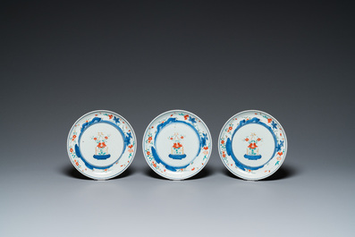 Sept assiettes en porcelaine de style Kakiemon &agrave; d&eacute;cor de paniers fleuris, Japon, marque de Chenghua, Edo, 17/18&egrave;me