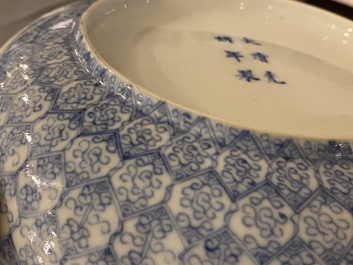 Een Chinese blauw-witte schotel met floraal decor, Guangxu merk en periode