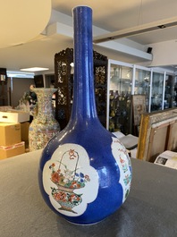 Vase de forme bouteille en porcelaine de Chine famille verte &agrave; fond bleu poudr&eacute;, Kangxi