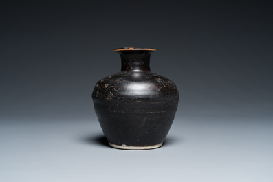 Een Vietnamese zwart-geglazuurde vaas, L&ecirc; triều 家黎, 14/15e eeuw
