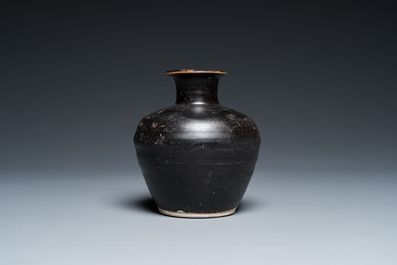 Vase en gr&egrave;s porcelaineux &agrave; &eacute;mail noir, Vietnam, L&ecirc; triều 家黎, 14/15&egrave;me