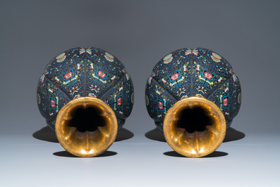 Paire de grands vases de forme bouteille en &eacute;maux cloisonn&eacute;s &agrave; d&eacute;cor de chauve-souris et caract&egrave;res shou, Chine, 19&egrave;me