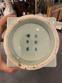 Vase de type 'cong' aux trigrammes en porcelaine de Chine en c&eacute;ladon monochrome, marque et &eacute;poque de Guangxu