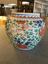 Een Chinese wucai pot met boeddhistische leeuwen, Shunzhi