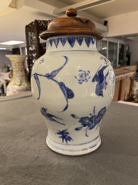 Vase en porcelaine de Chine en bleu et blanc &agrave; d&eacute;cor d'oiseaux parmi des branches fleuries, &eacute;poque Transition