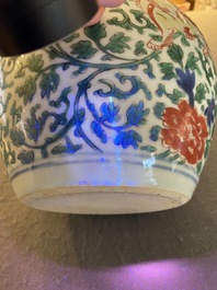 Jarre en porcelaine de Chine wucai &agrave; d&eacute;cor de lions bouddhistes, Shunzhi