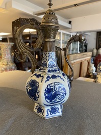 Vase en porcelaine de Chine en bleu et blanc transform&eacute; en verseuse pour le march&eacute; ottoman, Jiajing