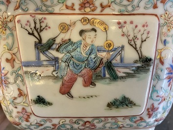 Een rechthoekige Chinese famille rose jardini&egrave;re, 19e eeuw