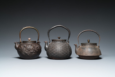 Six bouilloires de type 'tetsubin' en fonte, Japon, Meiji, 19/20&egrave;me