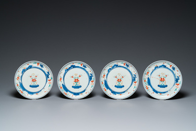 Sept assiettes en porcelaine de style Kakiemon &agrave; d&eacute;cor de paniers fleuris, Japon, marque de Chenghua, Edo, 17/18&egrave;me