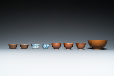 Onze soucoupes, sept tasses et un bol en porcelaine de Chine en bleu et blanc, Kangxi/Qianlong