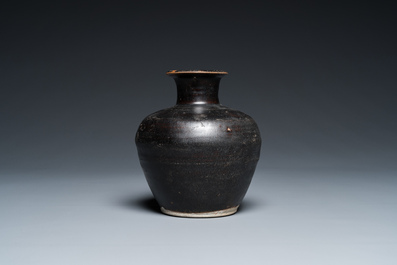 A Vietnamese black-glazed vase, L&ecirc; triều 家黎, 14/15th C.