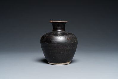 Vase en gr&egrave;s porcelaineux &agrave; &eacute;mail noir, Vietnam, L&ecirc; triều 家黎, 14/15&egrave;me