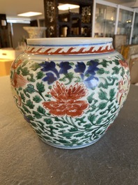 Een Chinese wucai pot met boeddhistische leeuwen, Shunzhi