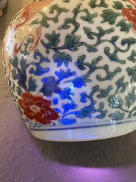 Een Chinese wucai pot met boeddhistische leeuwen, Shunzhi