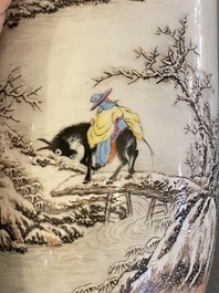 Vase en porcelaine de Chine &agrave; d&eacute;cor d'un paysage hivernale, sign&eacute; He Xuren 何許人, dat&eacute; 1934